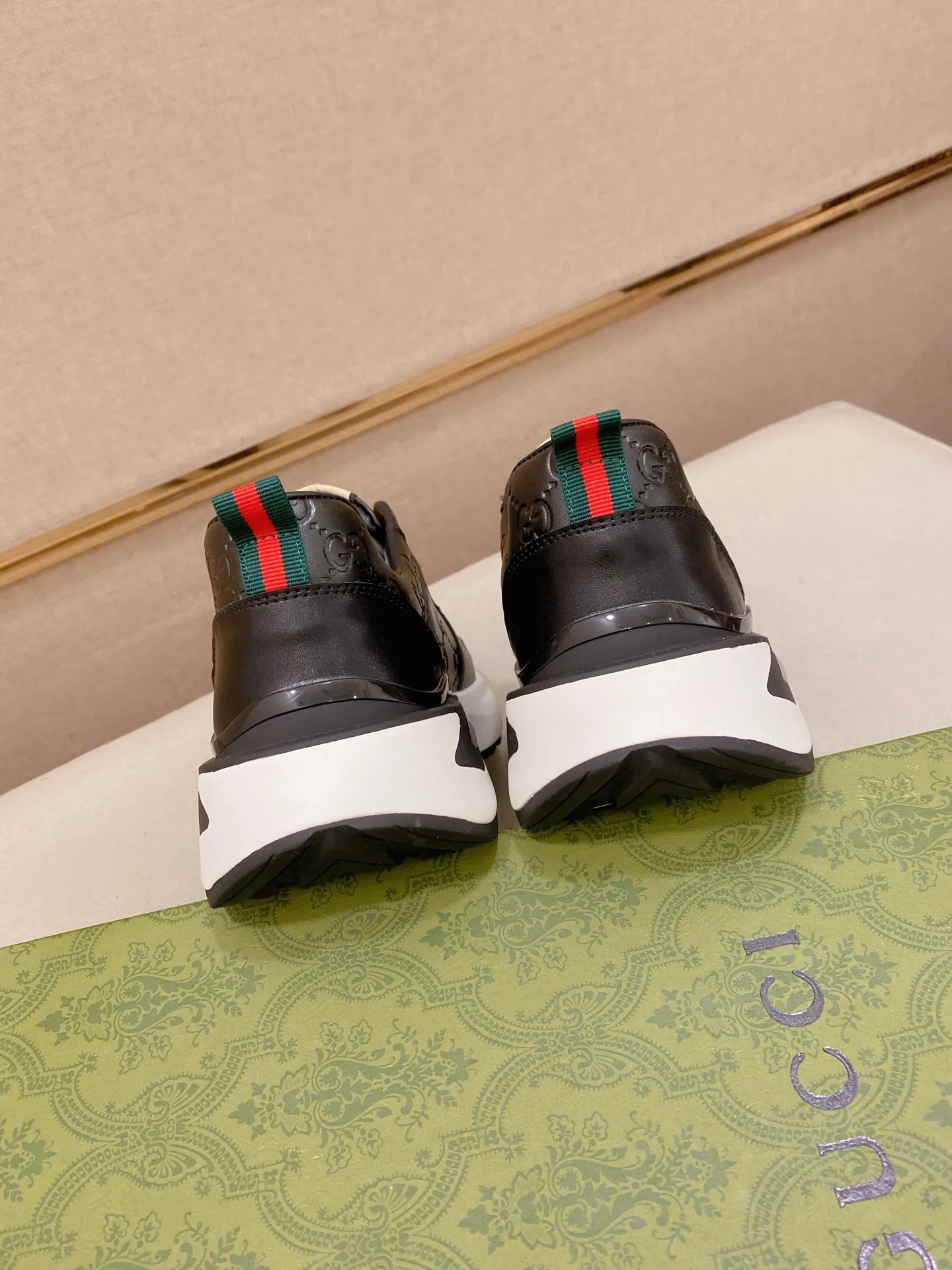 Factory price 442 men's shoes 💰New GUCCI (Gucci) counters are on the market at the same time, new men's shoes, 😘fabrics are selected imported cowhide, lining: sheepskin lining. 👍🏿 High-end ☄️ air-cushion molded anti-slip rubber outsole, exquisite lines, simple and elegant, comfortable and high-end for leisure travel. Code number: 38 to 44 (45 can be customized and cannot be returned or exchanged)